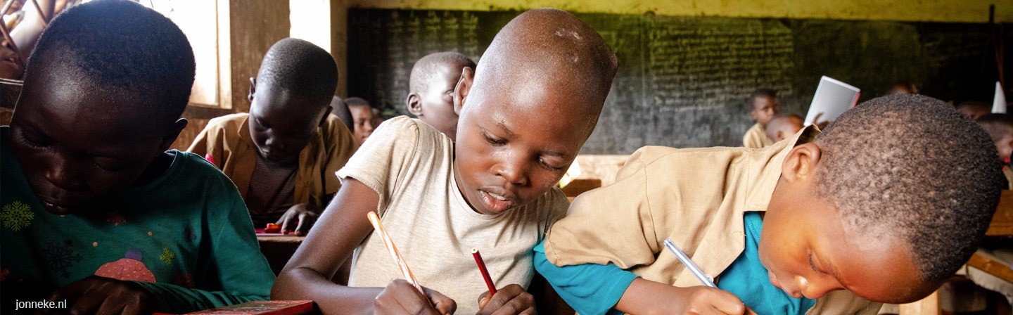 Kinderen aan het schrijven in klaslokaal in Burundi
