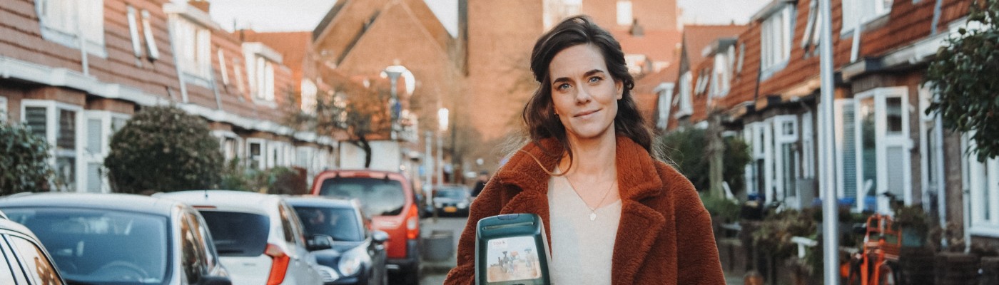 Glimlachende vrouw met collectebus